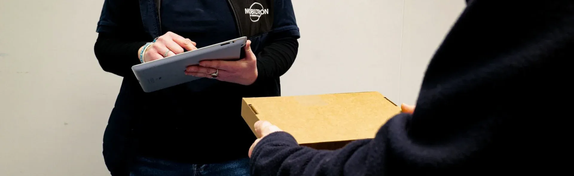 Enregistrement d'un colis dans une tablette tactile/Registering a parcel on a touchpad