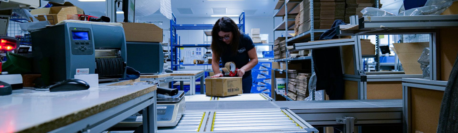 Deux employés prépare des commandes dans des cartons/Two employees prepare orders in boxes