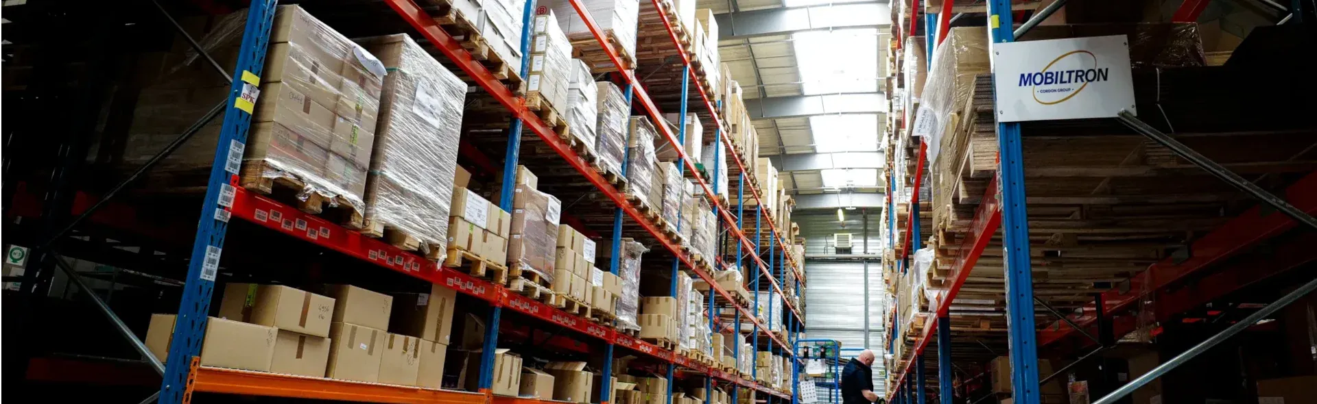 rangée d’étagères d’un entrepôt logistique/Row of shelves in a logistics warehouse.