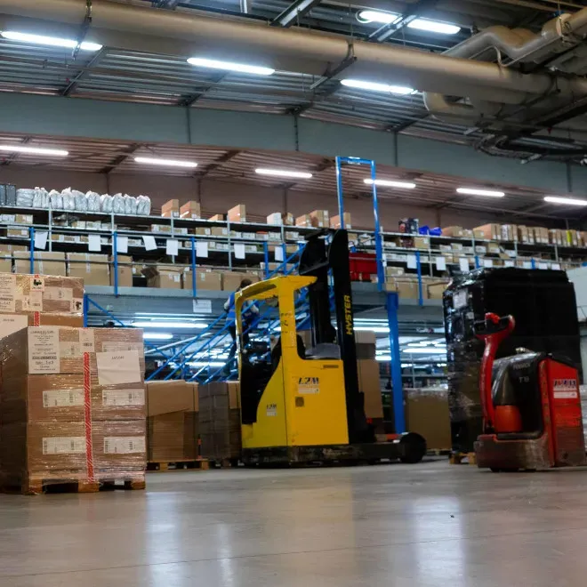 Opérateur sur chariot élévateur dans un entrepôt de préparation de commandes/Forklift operator in an order fulfillment warehouse