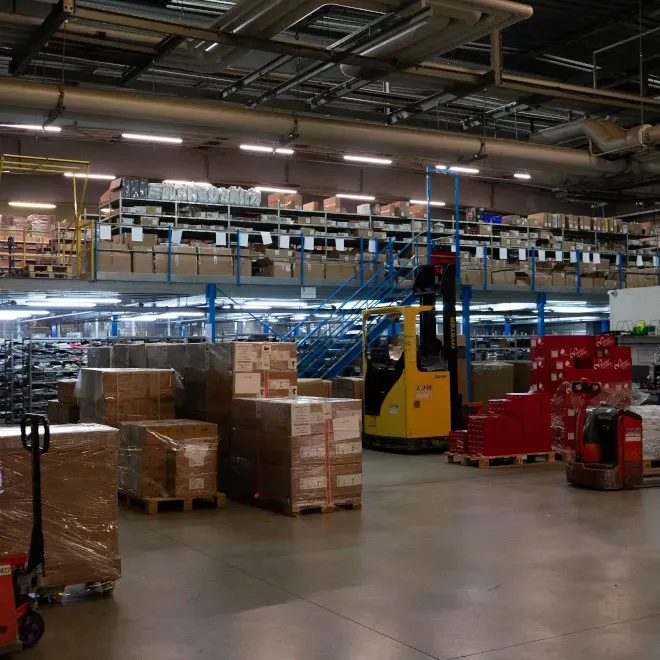 Opérateur sur chariot élévateur dans un entrepôt de préparation de commandes/Forklift operator in an order fulfillment warehouse