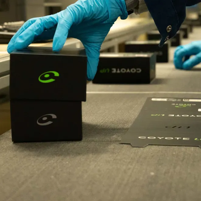 Préparation de commandes avec gants de protection/Order preparation with protective gloves