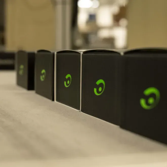 Boîtes noires alignées pour la préparation de commandes/Black boxes lined up for order preparation