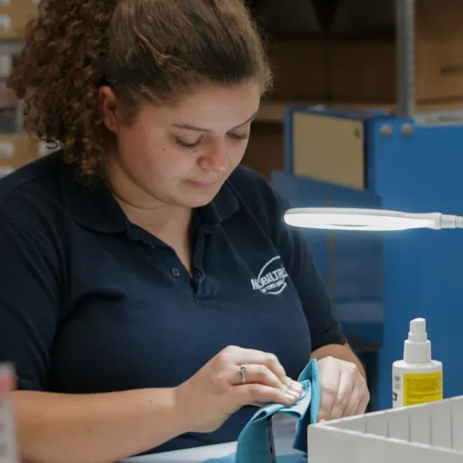 Opératrice effectuant un contrôle qualité de produits/Female operator performing product quality control