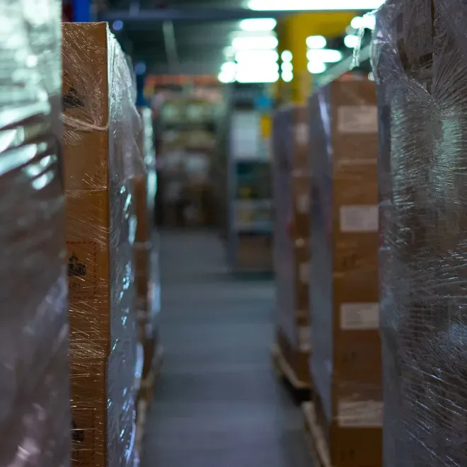 Allée d'entrepôt avec palettes stockées/Warehouse aisle with stored pallets