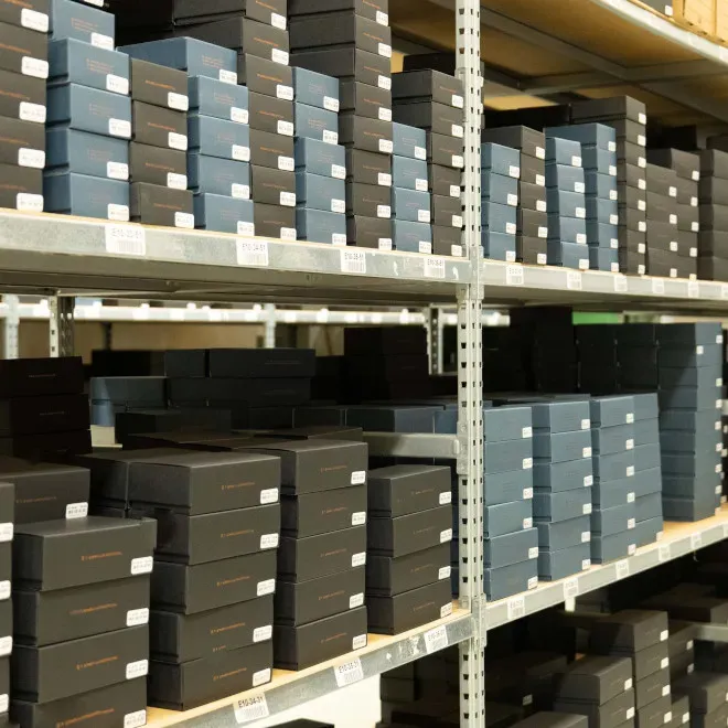 Stockage de boîtes grises sur rayonnages/Gray boxes storage on shelving