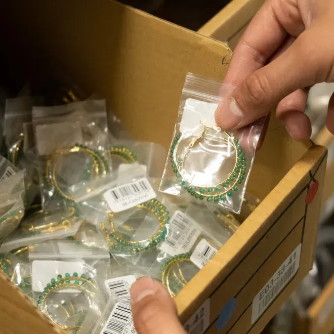 Bijouterie en stockage et préparation de commandes/Jewelry in storage and order preparation