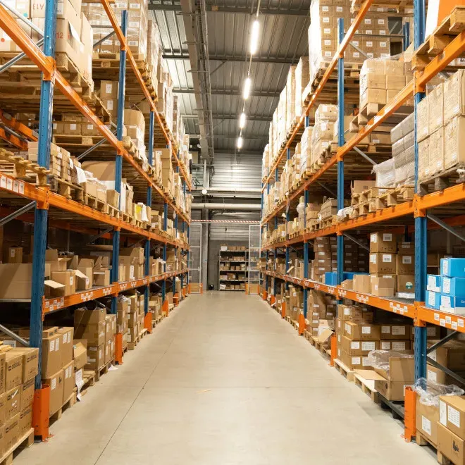 Allée centrale d'entrepôt de stockage/Central aisle of storage warehouse