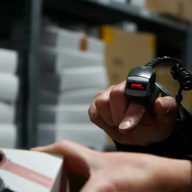 Scan de code-barres à la main en entrepôt/Hand barcode scanning in warehouse