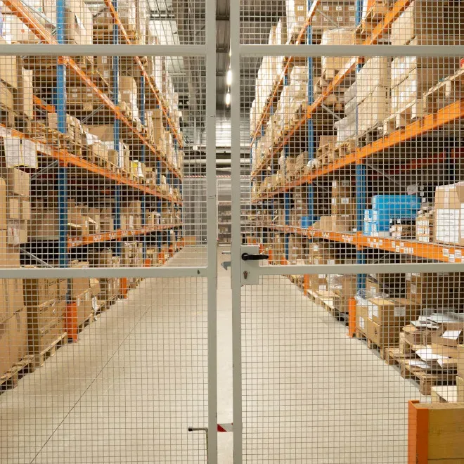 Entrepôt avec grillage de sécurité pour stockage/Warehouse with security fencing for storage