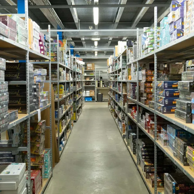 Allée d'entrepôt avec stockage de produits divers/Warehouse aisle with diverse products storage