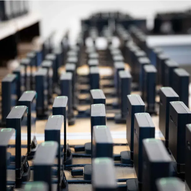 Smartphones stockés et alignés en logistique/Smartphones stored and aligned in logistics