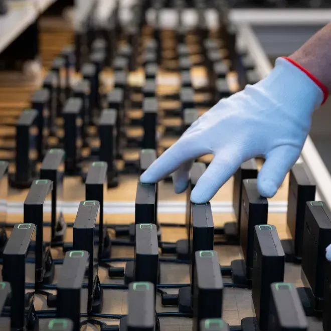 Contrôle qualité avec gants sur produits électroniques/Quality control with gloves on electronic products