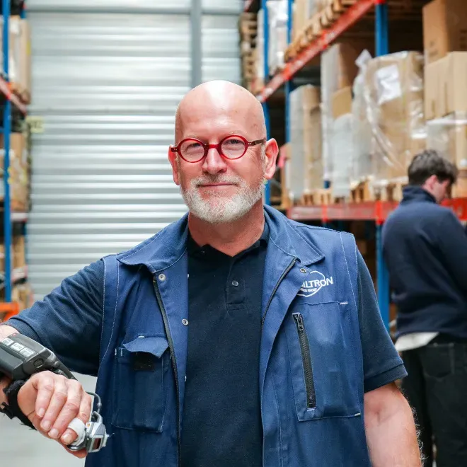 Employé d'entrepôt logistique souriant/Smiling logistics warehouse employee