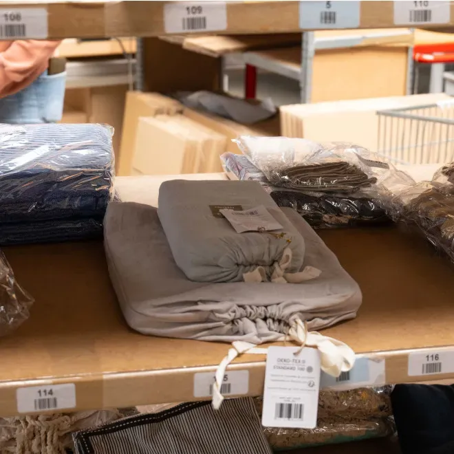 Textile stocké sur étagère en logistique/Textile stored on shelf in logistics