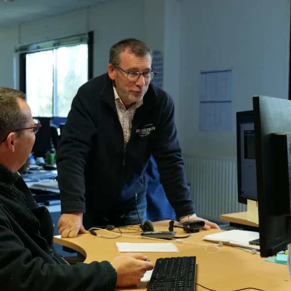 Employés effectuant un suivi sur écran de travail/Employees monitoring work screen