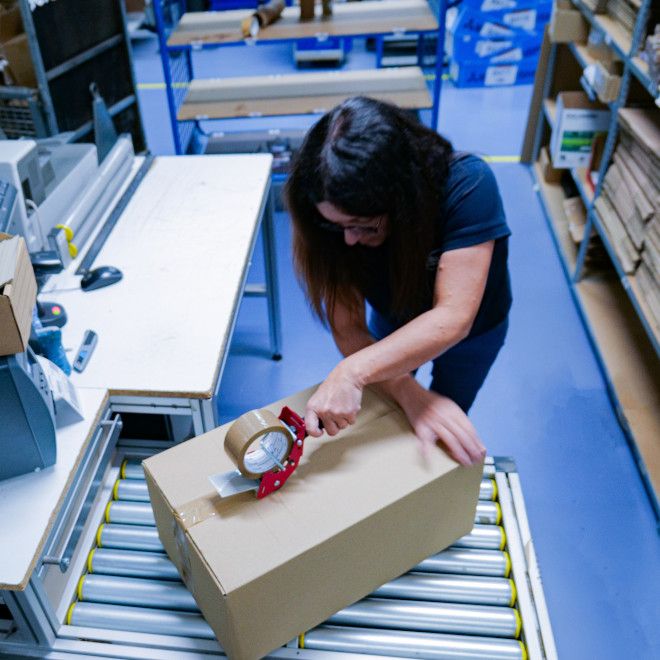 Employés en préparation de commandes avec cartons/Employees in order preparation with boxes