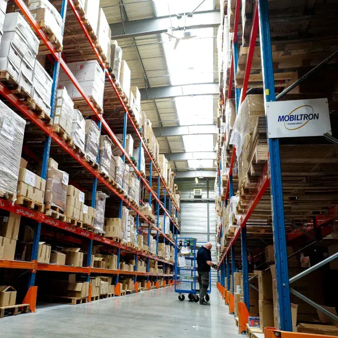 Entrepôt avec rayonnages de grande hauteur pour stockage/Warehouse with high shelving for storage