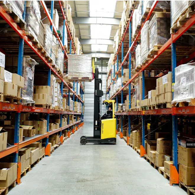 Entrepôt avec chariot jaune entre les rayonnages/Warehouse with yellow cart between shelving