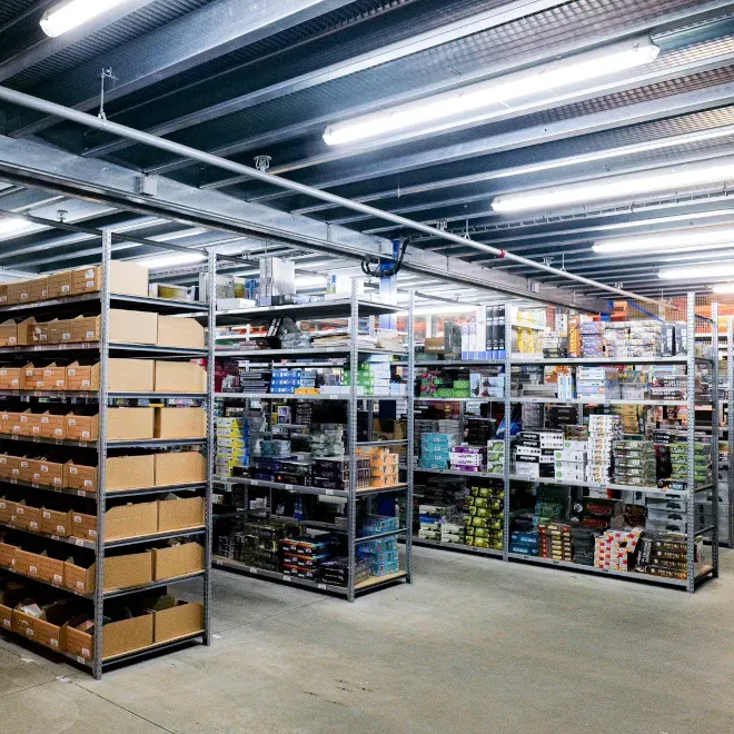 Entrepôt de stockage avec produits variés/Storage warehouse with varied products