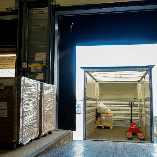 Entrepôt avec quai de chargement de camion/Warehouse with truck loading dock
