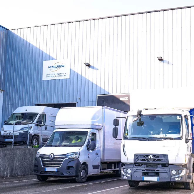 Camions de livraison en stationnement près d'entrepôt/Delivery trucks parked near warehouse