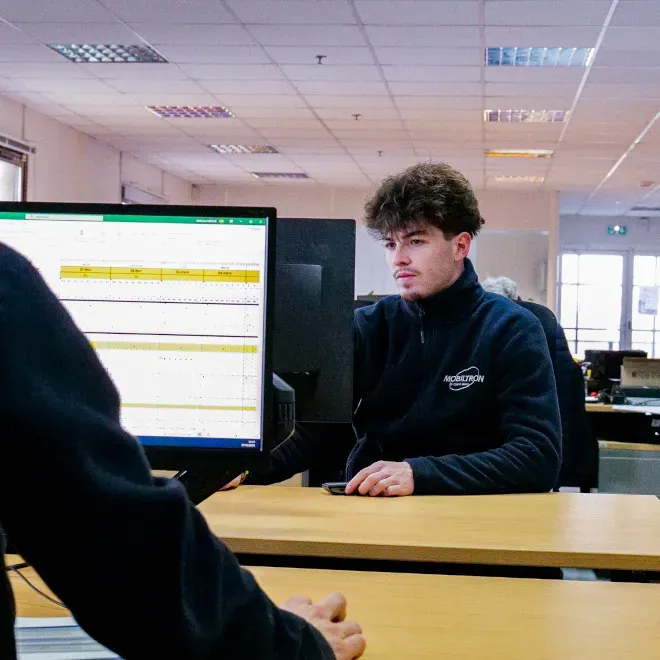 Intégration IT de la logistique en bureau/IT logistics integration in office