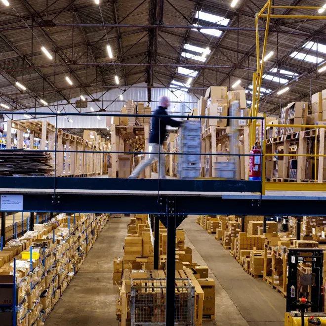 Entrepôt logistique avec mezzanine/Logistics warehouse with mezzanine