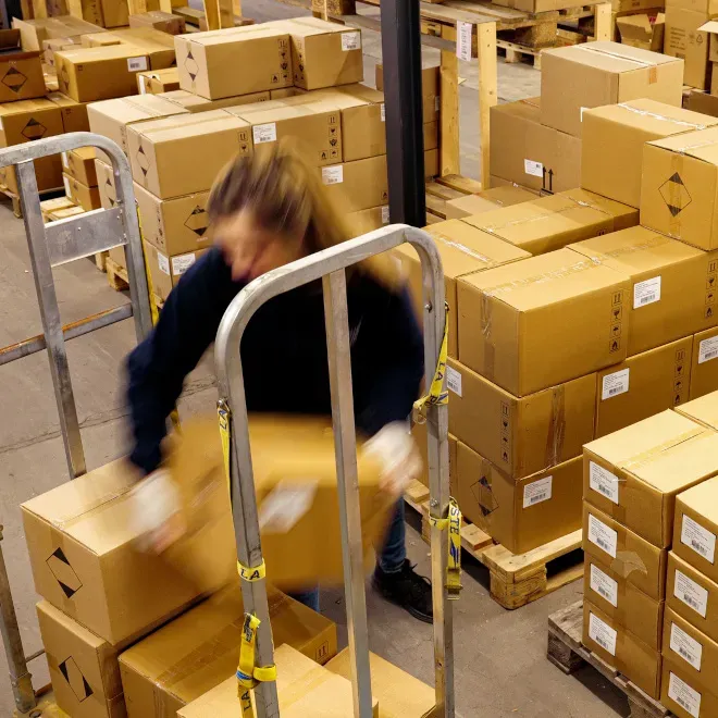 Préparation de colis en entrepôt logistique/Preparing parcels in logistics warehouse