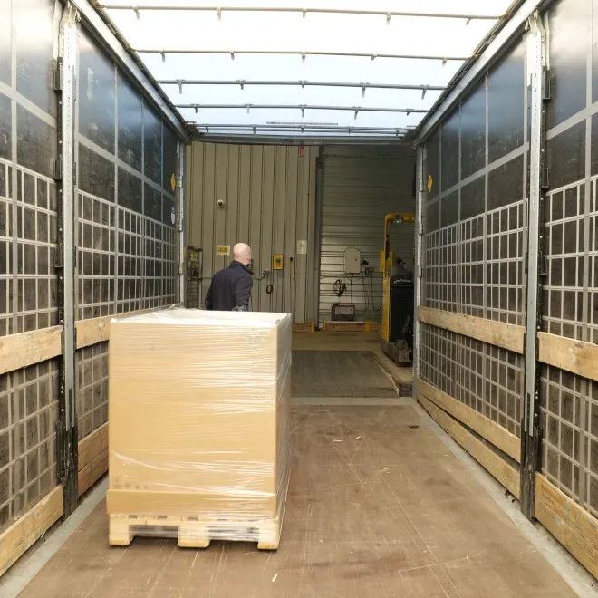 Décharge d'un camion avec un transpalette/Unloading a truck with a pallet truck