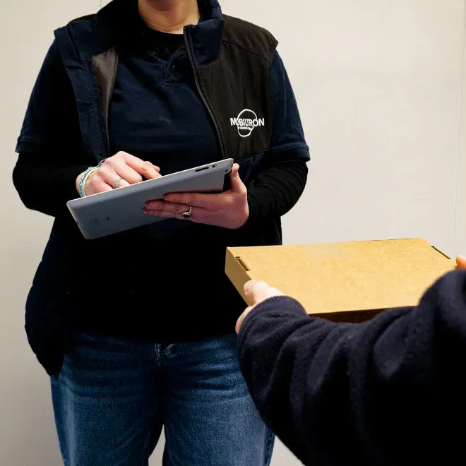 Suivi de colis sur tablette tactile/Parcel tracking on touchscreen tablet