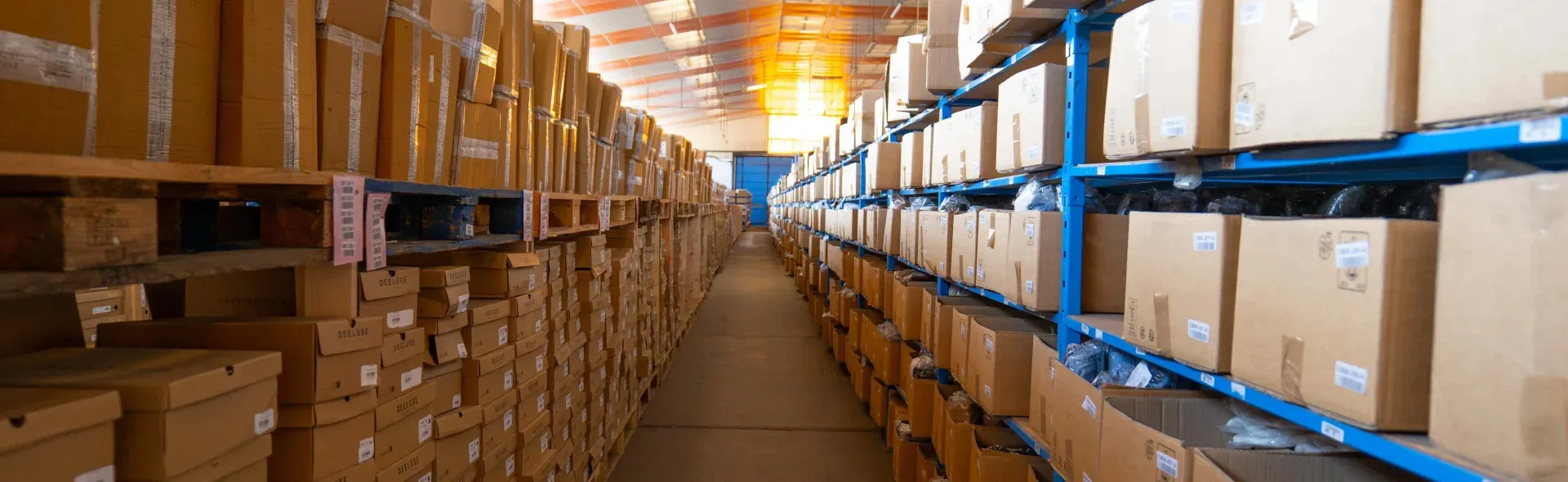 angée d’étagères d’un entrepôt logistique/Row of shelves in a logistics warehouse.