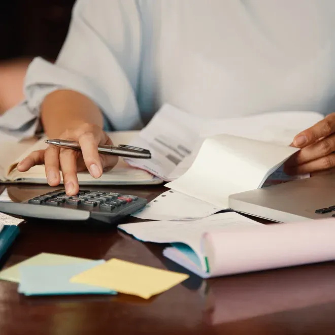 Gestion administrative et suivi logistique sur ordinateur/Administrative management and logistics tracking on computer